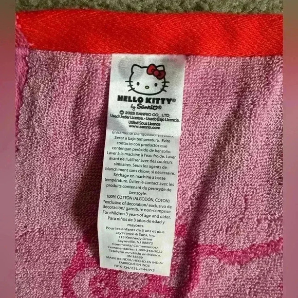 🚫SOLD🚫 Hello Kitty Beach Towel - Picture 8 of 8
